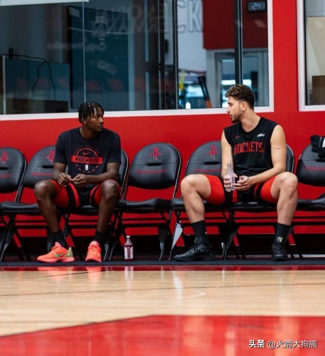 休斯敦火箭迎欧篮联关键赛，清晨刷新队史纪录，赛场秩序良好，训练强度明显提升的简单介绍