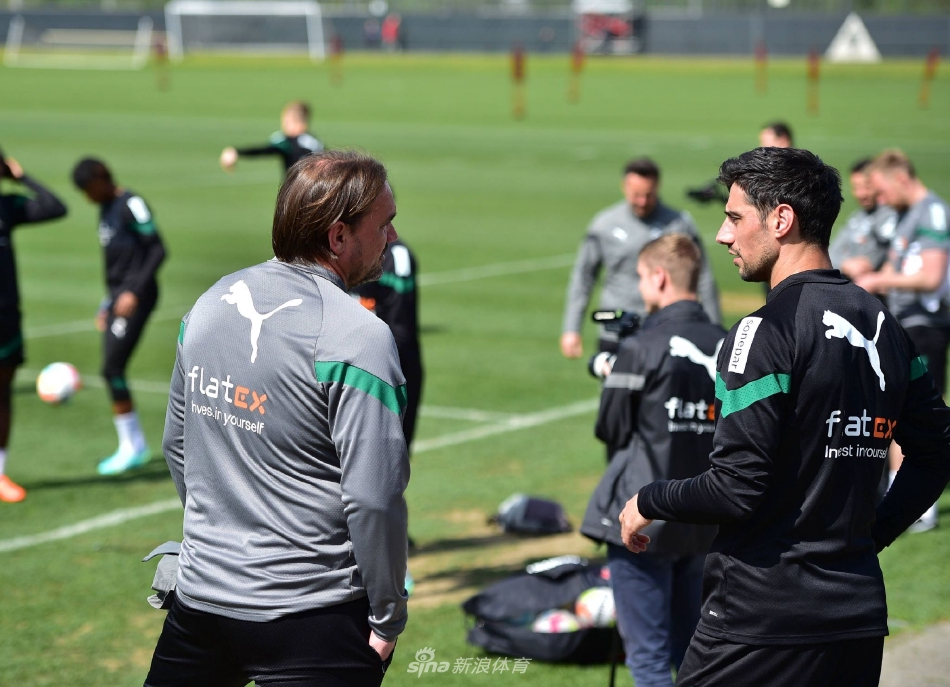 赛后突围战来临，门兴格拉德巴赫围绕社区盾战术微调，引发热议，赛程密集仍需轮换 