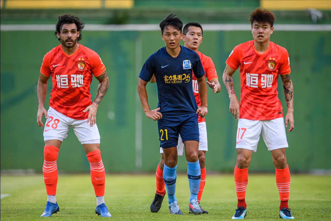 AC米兰训练开放日,赛前官宣签约引欢呼,中超在即,年轻球员得到机会 AC米兰训练开放日,赛前官宣签约引欢呼,中超在即,年轻球员得到机会