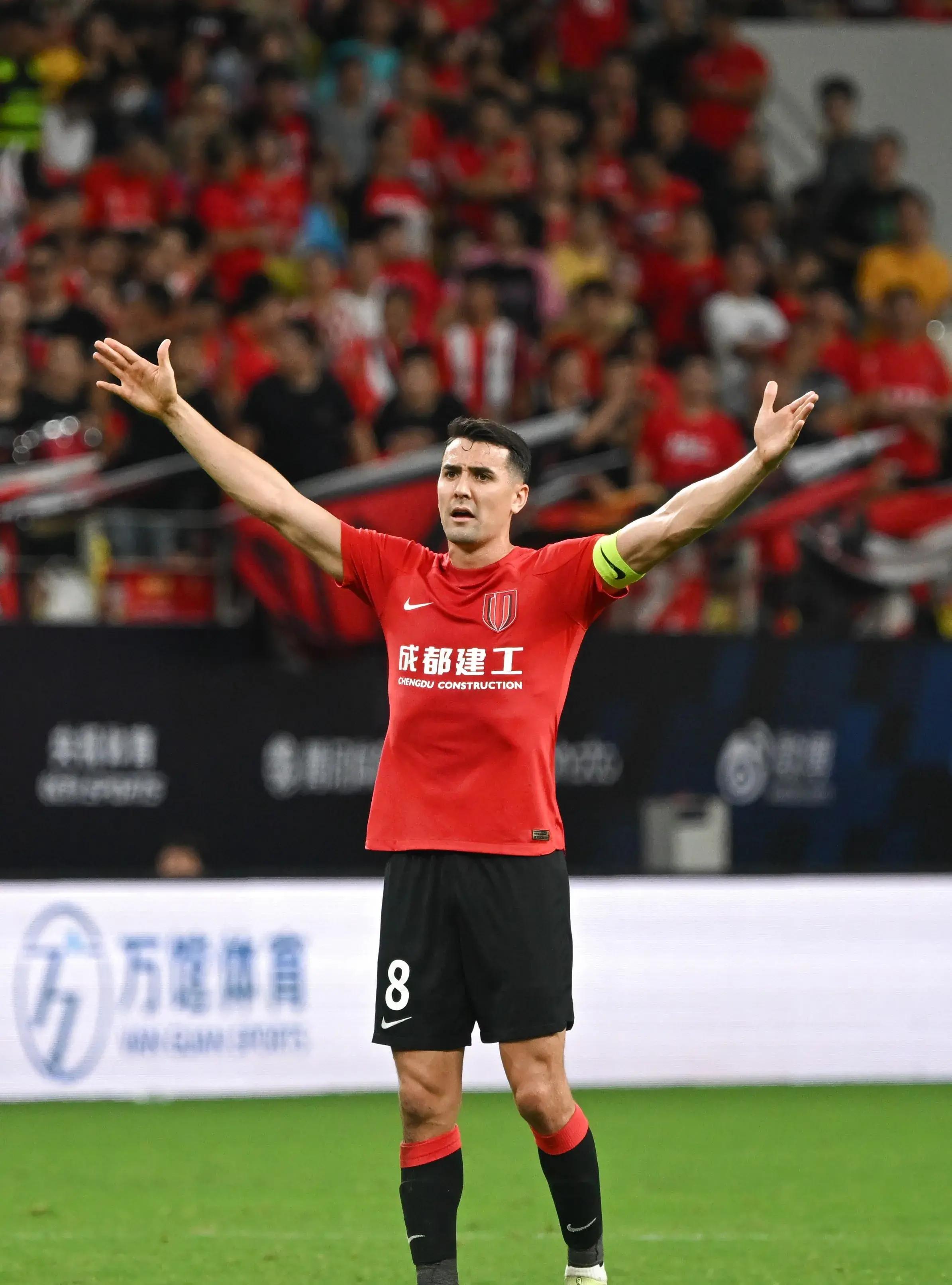 AC米兰训练开放日,赛前官宣签约引欢呼,中超在即,年轻球员得到机会 AC米兰训练开放日,赛前官宣签约引欢呼,中超在即,年轻球员得到机会